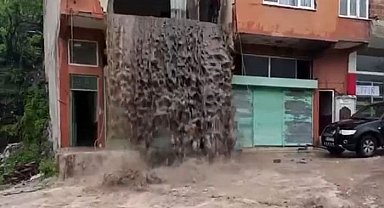 Ordu'da sel suları evin balkonundan şelale gibi aktı