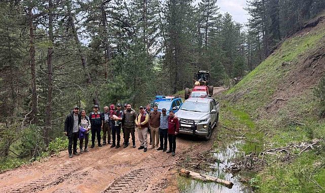 Orman yolunda çamura saplanan aracın yardımına ekipler yetişti