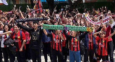 Ortaokul öğrencilerinden Eskişehirspor'a coşkulu destek