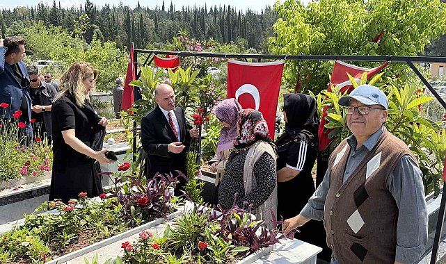 Osmaniye'de şehit kabirlerine karanfil bırakıldı