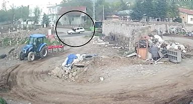 Otobüsten indi, otomobil çarptı: O anlar kamerada