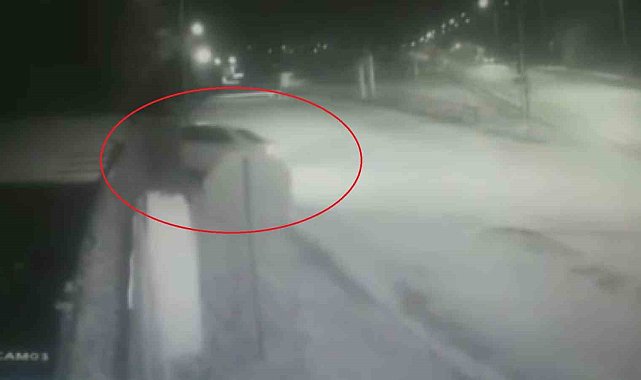 Otomobil bahçe duvarına çarptı: O anlar kamerada