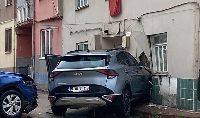 Otomobil ile çarpışan cip eve girdi