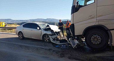 Otomobil ile tır kafa kafaya çarpıştı: Anne ve kızı öldü, baba ağır yaralandı