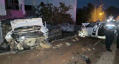 Otomobil park hakindeki araca çarptı: 4 yaralı