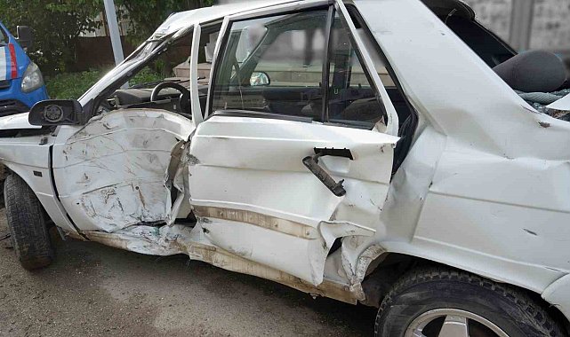 Otomobil park halindeki tıra çarptı: 2 kişi yaralandı, tır şoförü kalp krizi geçirdi