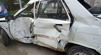 Otomobil park halindeki tıra çarptı: 2 kişi yaralandı, tır şoförü kalp krizi geçirdi