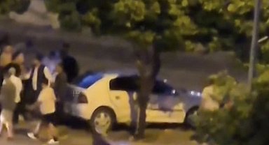 Otomobil, sulama kanalı korkuluğuna çarpıp asılı kaldı
