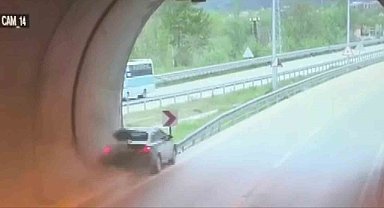 Otomobil tünel çıkışında bariyerlere çarptı: Kaza anı kamerada