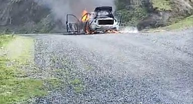 Otomobil yayla yolunda yanarak hurdaya döndü