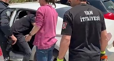 Otomobilde mahsur kalan çocuk aracın camı kırılarak kurtarıldı