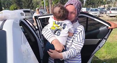 Otomobilde mahsur kalan evladına kavuşan anne gözyaşlarına boğuldu