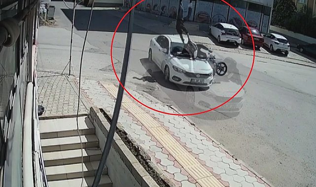 Otomobile ok gibi saplanan motosikletteki 2 kişinin havaya savrulduğu anlar kamerada