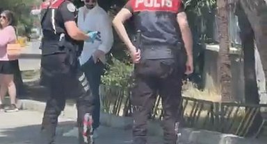 Otomobilin çarpıp kaçtığı kediyi yol kenarına alan polisler takdir topladı