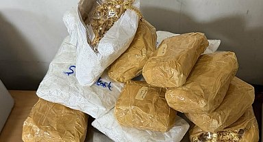 Otomobilin gösterge panelinden gizli kasa çıktı: 3,2 kilogram altın ele geçti