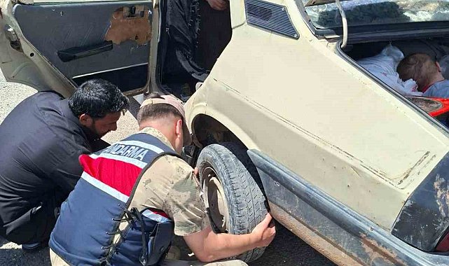 Otomobilin lastiğini jandarma değiştirdi