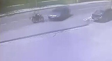 Otomobille çarpışan motosikletlinin kaza anı kameraya yansıdı