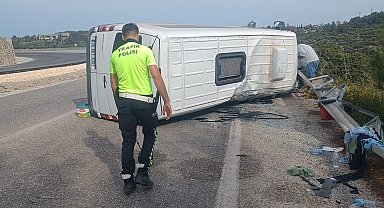 Otomobille çarpışan yolcu minibüsü yan yattı: 10 yaralı