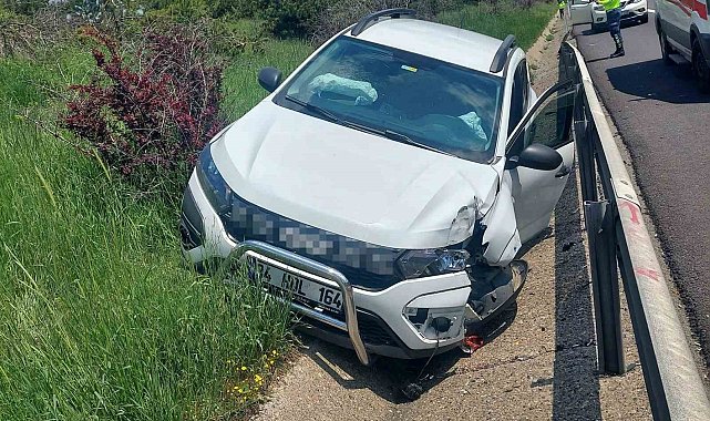 Otoyol'da direksiyon başında uyuduğu iddia edilen sürücü bariyerlere çarptı: 1 yaralı