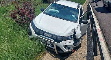 Otoyol'da direksiyon başında uyuduğu iddia edilen sürücü bariyerlere çarptı: 1 yaralı