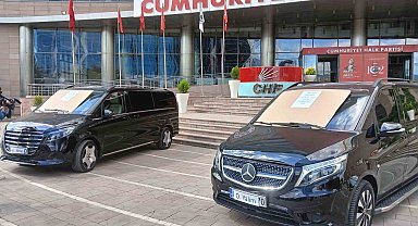Özgür Özel döneminde CHP'ye tahsis edildiği iddia edilen iki araç "Haram parayla alınmıştır" yazısıyla sergilendi