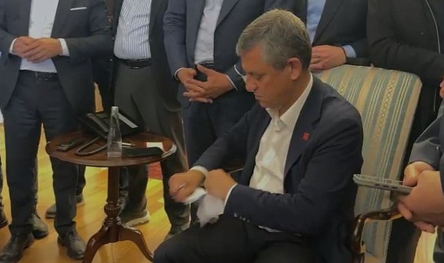Özgür Özel kendisine verilen mutlak butlan tebligatını yırttı