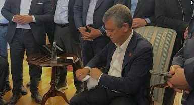 Özgür Özel kendisine verilen mutlak butlan tebligatını yırttı