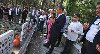 Özgür Özel Manisa'da şehitlik ve Ferdi Zeyrek'in mezarını ziyaret etti