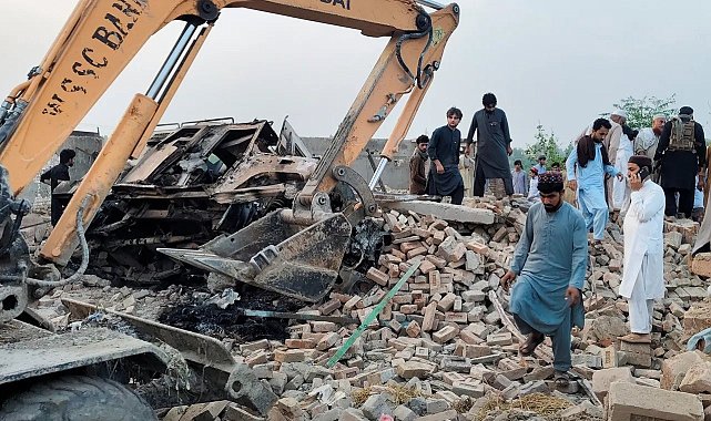 Pakistan'da karakola bombalı saldırı: 12 ölü, 2 yaralı