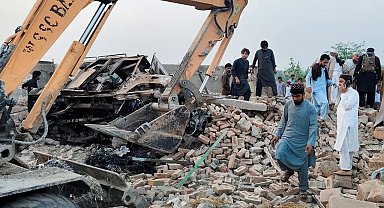 Pakistan'da karakola bombalı saldırı: 12 ölü, 2 yaralı
