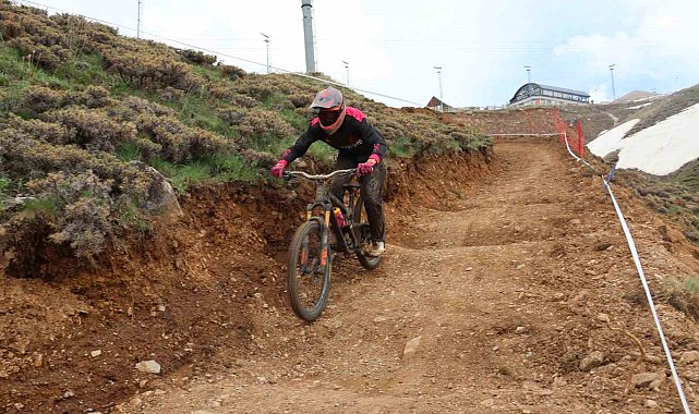 Palandöken'de Downhill Türkiye Şampiyonası heyecanı