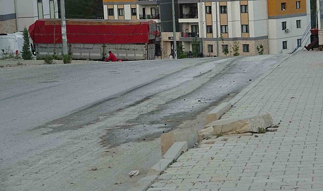 Paletli kepçeyi asfalta zarar vererek önlem almadan yürüten firmaya vatandaşlardan tepki