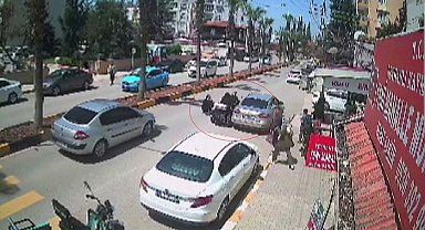Park halindeki araca çarparak mopedden yere savrulan biri çocuk 2 kişi, sürücünün dikkatiyle ezilmekten kurtuldu