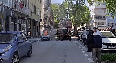 Park halindeki otomobil alev alev yandı
