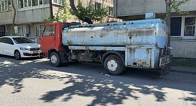 Park halindeki su tankerine çarpan scooter sürücüsü yaralandı