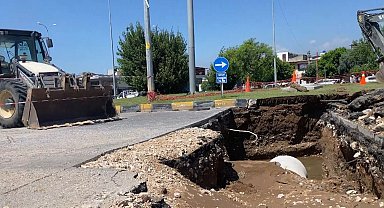 Patlayan ana su borusu yolları göle çevirdi, iş yerleri sular altında kaldı
