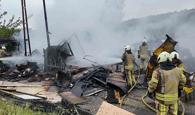 Pendik'te yanan gecekondu kullanılamaz hale geldi: 2 engelli vatandaş kurtarıldı