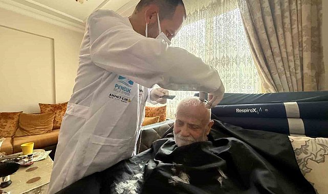 Pendik'te yatağa bağımlı hastalara berber hizmeti devam ediyor