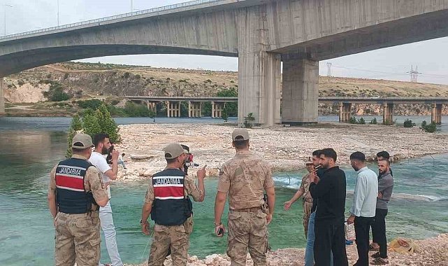 Piknik yapan 8 kişi sular yükselince mahsur kaldı