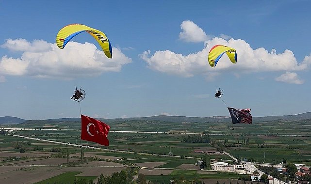 Pilotlar gökyüzünde Türk bayrağı açarak 19 Mayıs Atatürk'ü Anma Gençlik ve Spor Bayramı'nı kutladı