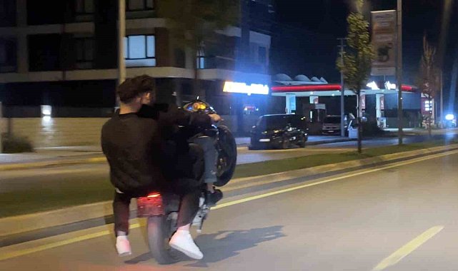 Plaka yok, kask yok: 3 kişi tek motosiklete bindi ön kaldırıp şov yaptı