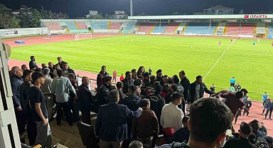 Play-off maçında tansiyon yükseldi, protokol tribününde kavga çıktı