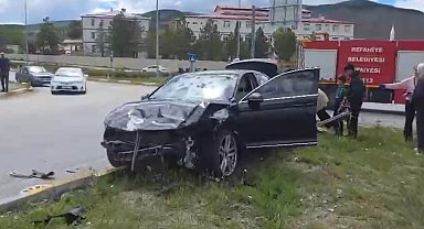 Refahiye'de iki otomobil çarpıştı: 6 yaralı