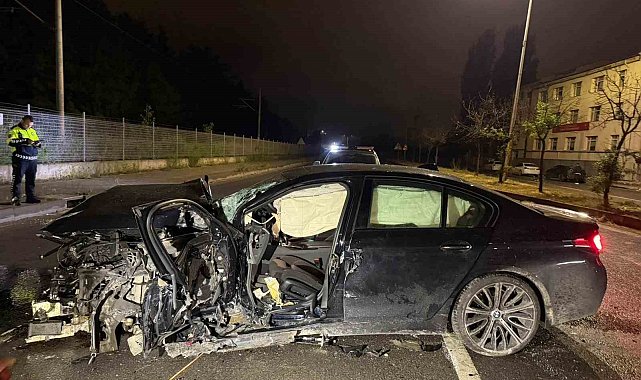 Refüje çarptıktan sonra hurdaya dönen araçta sıkışan sürücüyü itfaiye kurtardı