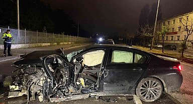 Refüje çarptıktan sonra hurdaya dönen araçta sıkışan sürücüyü itfaiye kurtardı