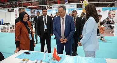 Rektör Akpolat, İpek Yolu Kariyer Fuarı'ndaki stantları ziyaret etti