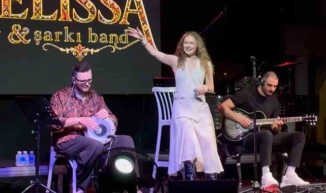 Romanyalı yıldız Amelissa'dan Bodrum'da bayram şovu