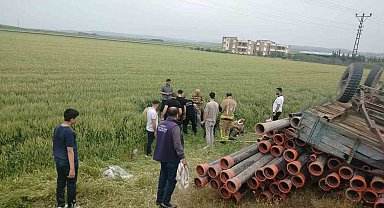Römork devrildi, 4 kişi tarlaya uçtu