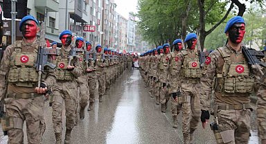 Sağanak altında gençlik yürüyüşü