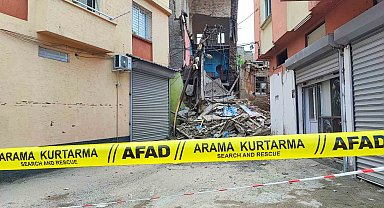 Sağanak ve deprem sonrası metruk binanın bir kısmı yıkıldı